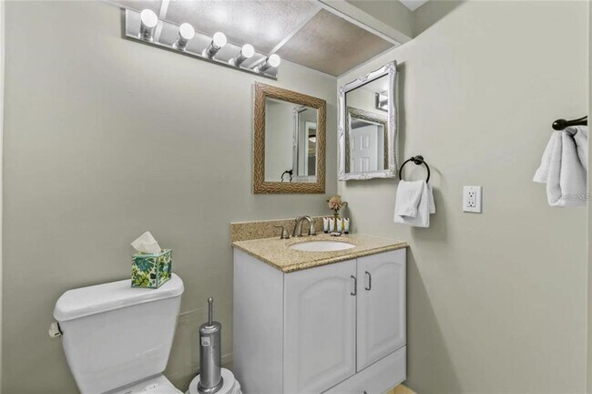 Building Photo - 4550 Cove Cir
