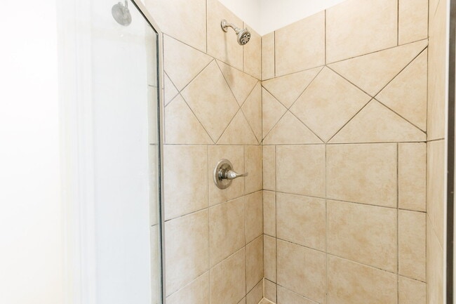 Building Photo - Gorgeous 4 bed 2.5 bath!