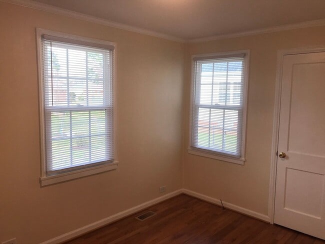 Building Photo - Completely remodeled 3 bedroom  w/ screened porch. Applications accepted at www.treg-rentals.com ...