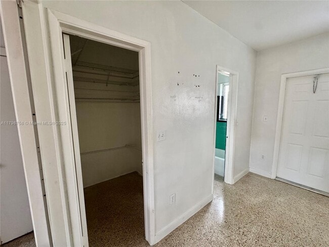 Building Photo - 140 SW 30th Ct