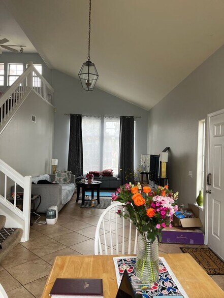 Building Photo - 2418 Tehachapi Dr