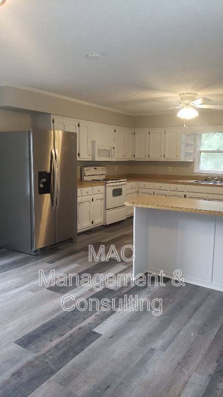 Building Photo - 1550 Lake Villa Cir