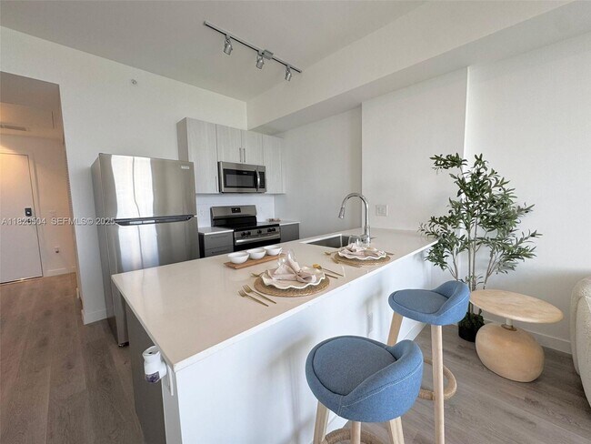 Building Photo - 1642 NE 1st Ave