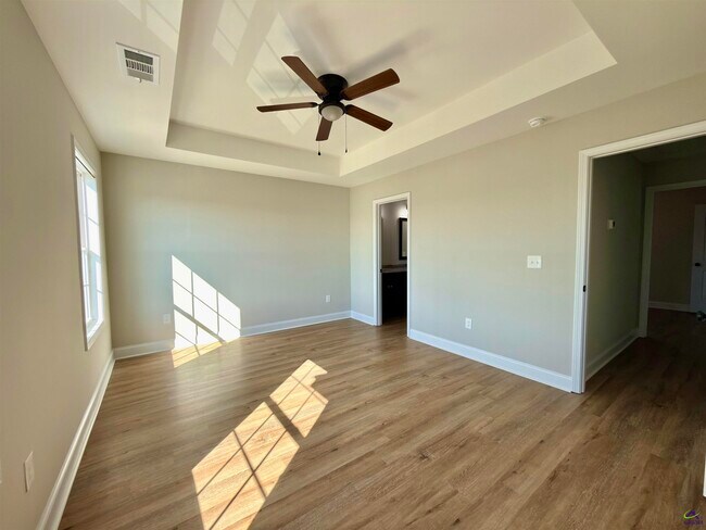 Building Photo - 212 Beau Claire Cir