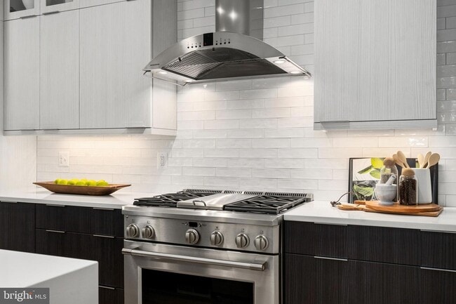 Building Photo - 1015 D St NE