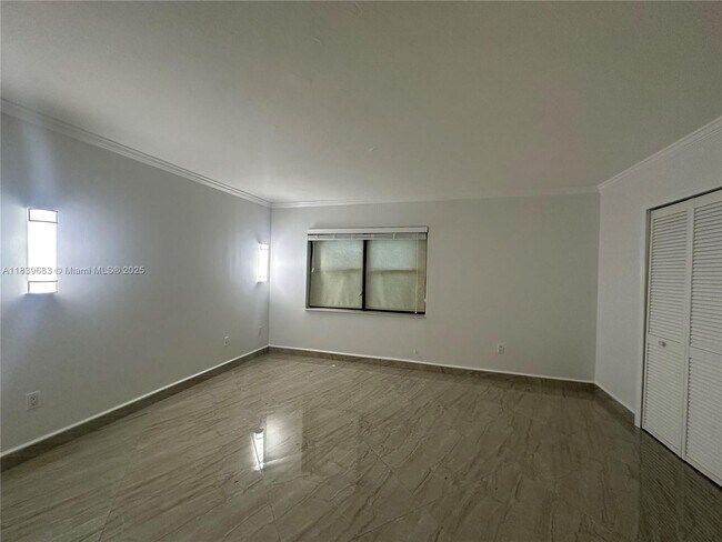 Building Photo - 9423 Fontainebleau Blvd