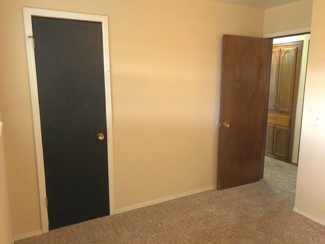 Building Photo - Great Location! Central Edmond!