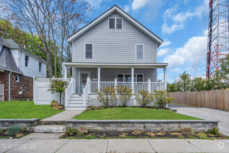 Building Photo - 704 18th Ave