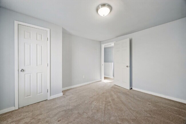 Building Photo - 3 Bed 1.5 bath Updated House Fenced yard -Pets