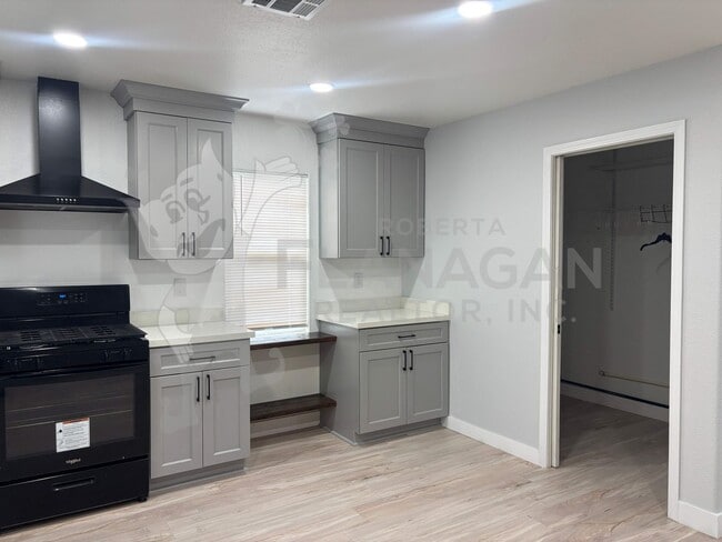 Building Photo - 3 Bedroom/ 2 Bathroom Home