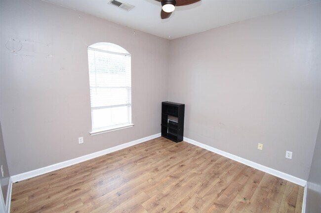Building Photo - 3564 Alexandria Ave