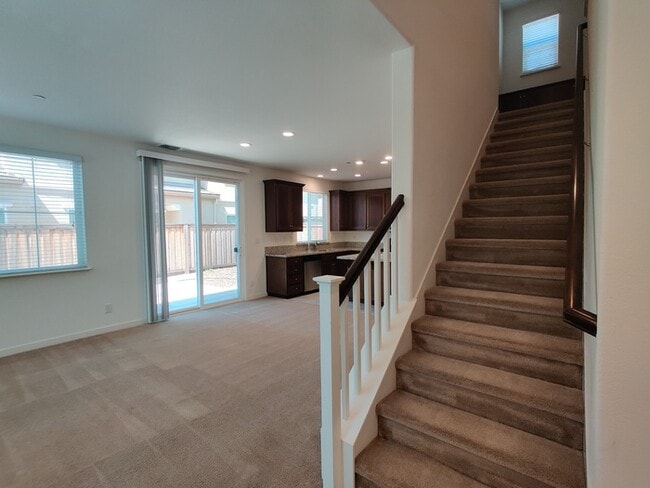 Building Photo - Beautiful 3 bedroom, 2.5 bathroom in Roseville!