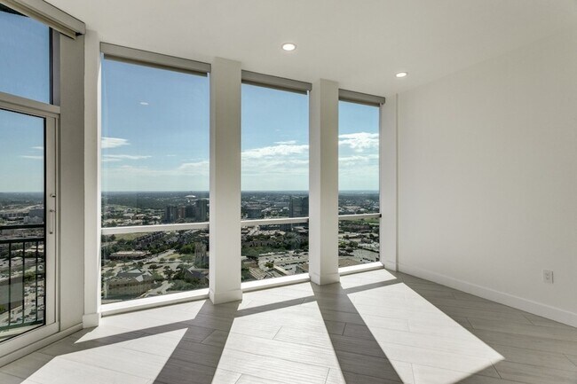 Building Photo - 500 Throckmorton St