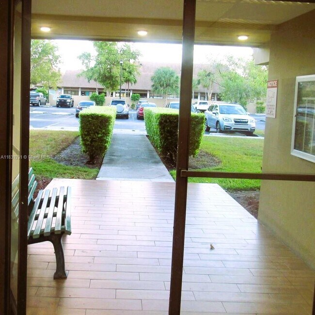 Building Photo - 10431 N Kendall Dr