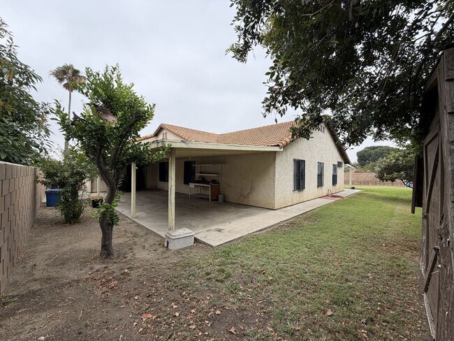 Building Photo - 560 S Quince Ave