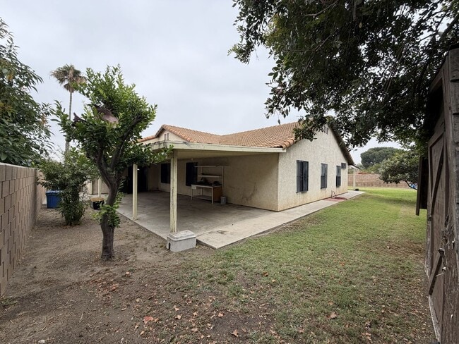 Building Photo - Available Now Spacious 5 Bedroom in Bloomington