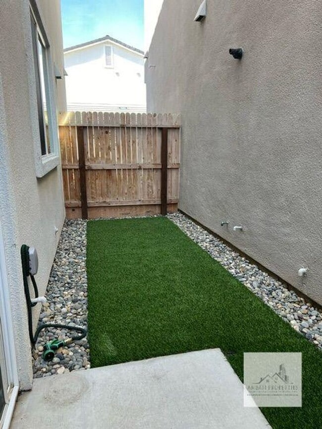 Building Photo - Beautiful Newer 3 Bedrooms 2.5 Baths Home with SOLAR!!!