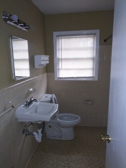 hall bathroom - 2205 Pembroke Dr