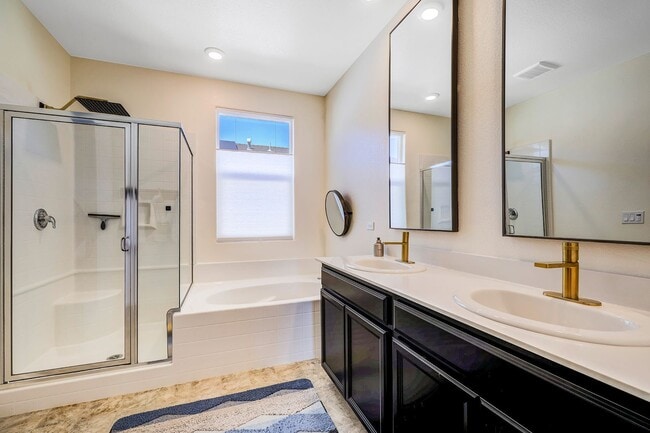 Building Photo - Beautiful 2 story Home for rent in Visalia...