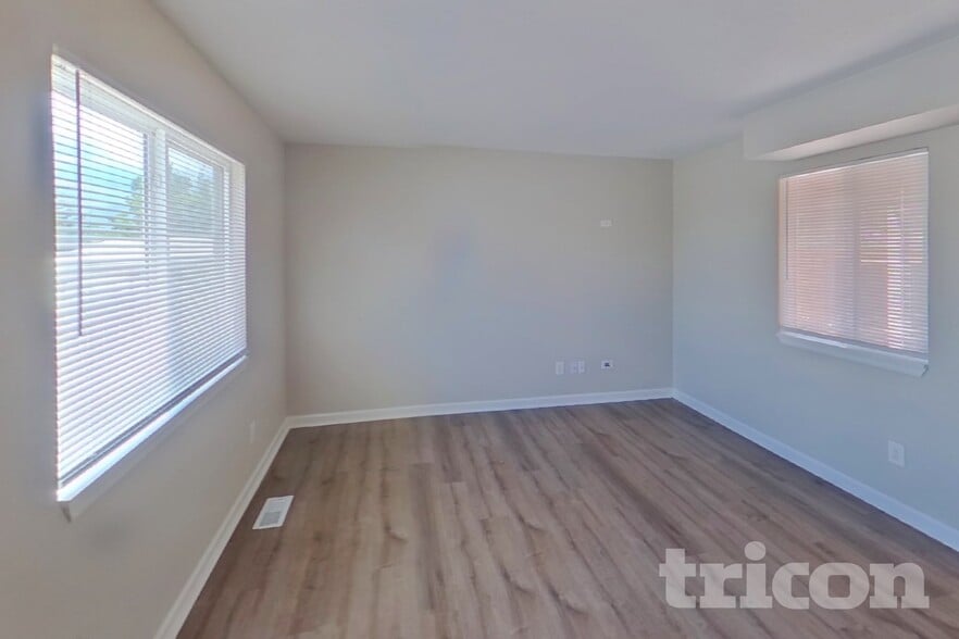 Building Photo - 4470 Hollyridge Dr