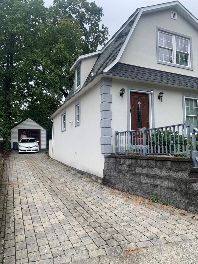 Building Photo - 2 Cedar Ln