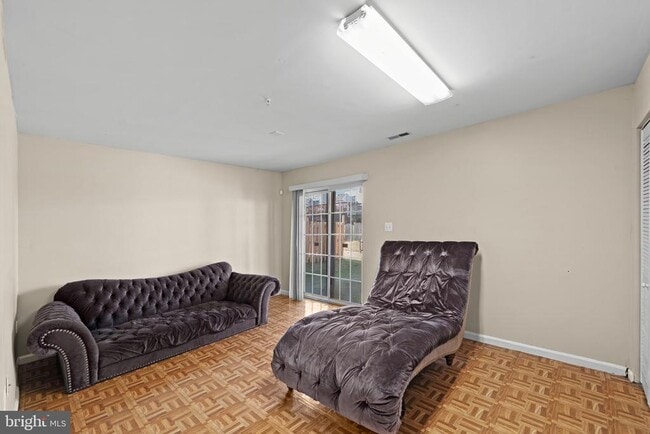 Building Photo - 8833 Hawthorne Ct