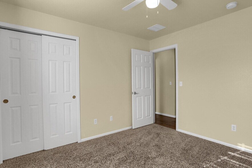 Building Photo - Open Concept Townhome in Excellent Conditi...