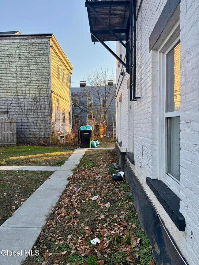 Building Photo - 290 2nd Ave