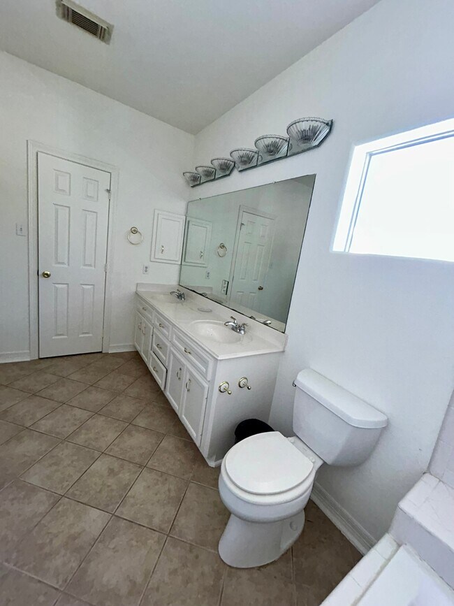 Building Photo - 1419 Miller Ave