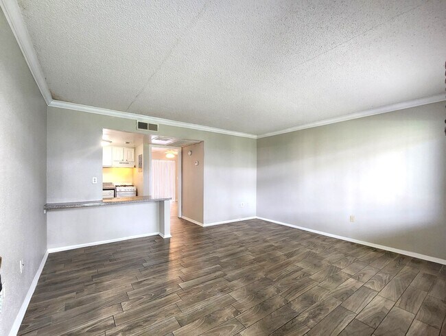 Building Photo - Ground Floor End-Unit; New Paint; All-Tile...