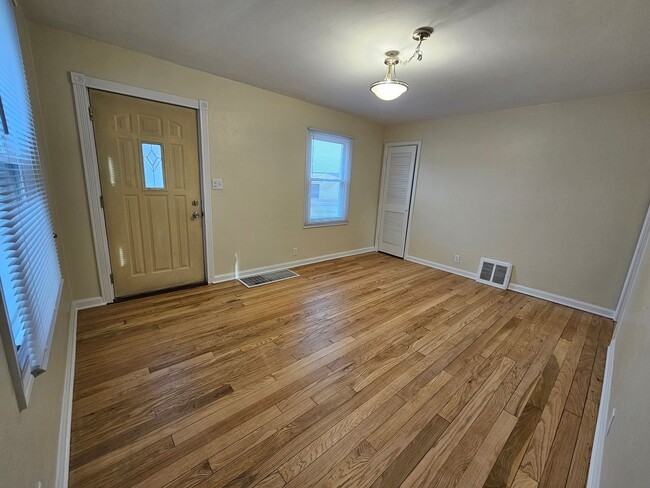 Building Photo - Newly renovated 2 bed, 1 bath. South side ...