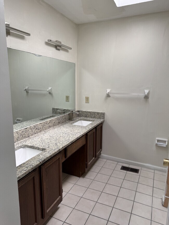 Building Photo - 2074 Hopkins Mill Rd