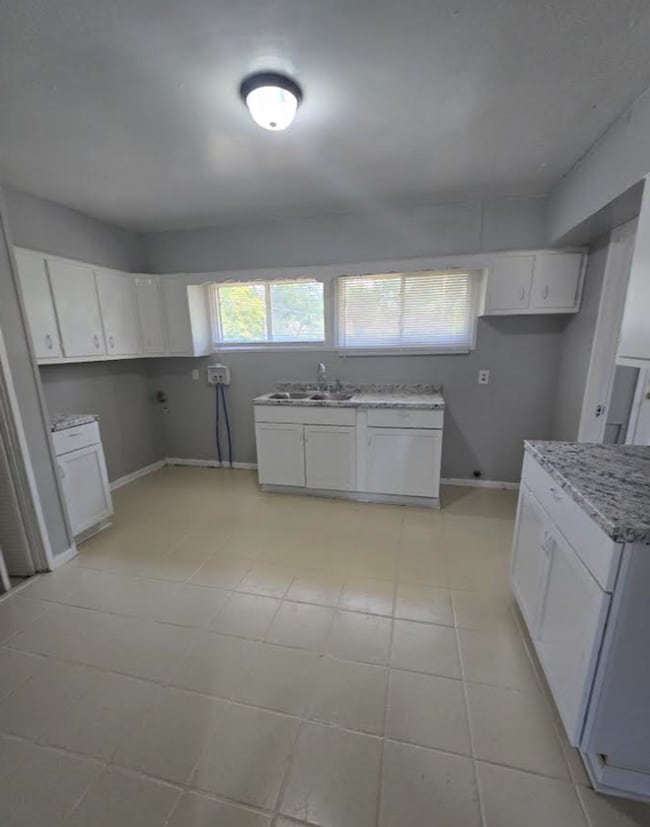 Building Photo - Large Three Bedroom with Bonus Room Single...