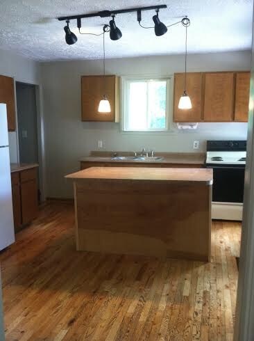 Building Photo - 42 1/2 Alexander St