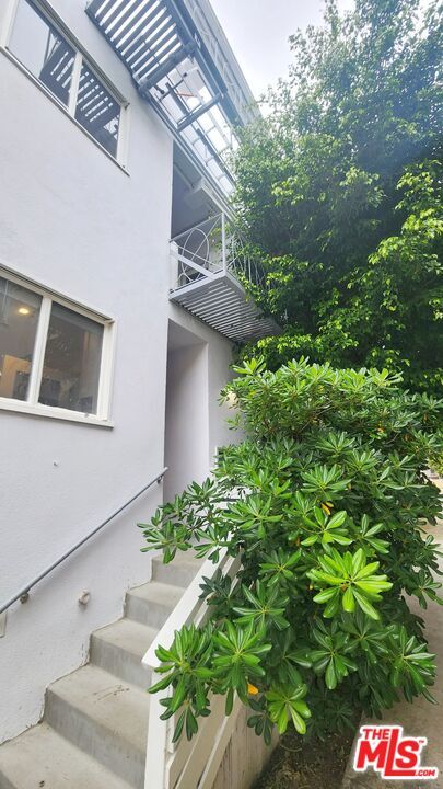 Building Photo - 140 San Vicente Blvd