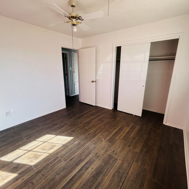 Building Photo - 1918 71st St