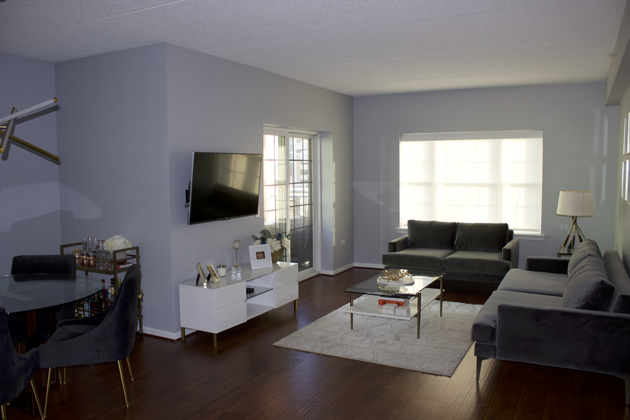 Living Room - 200 N Addison Ave