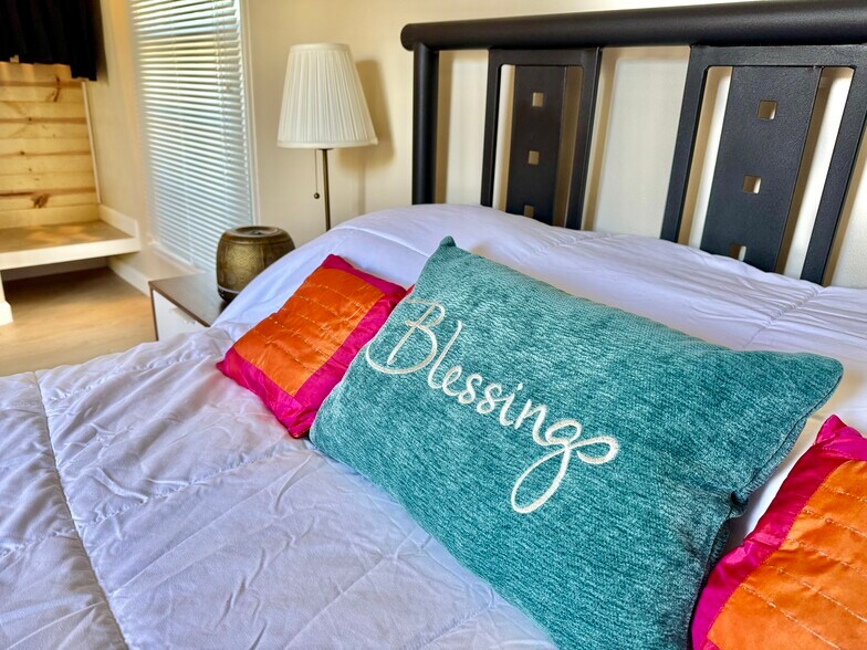 Building Photo - 10443 Califa St