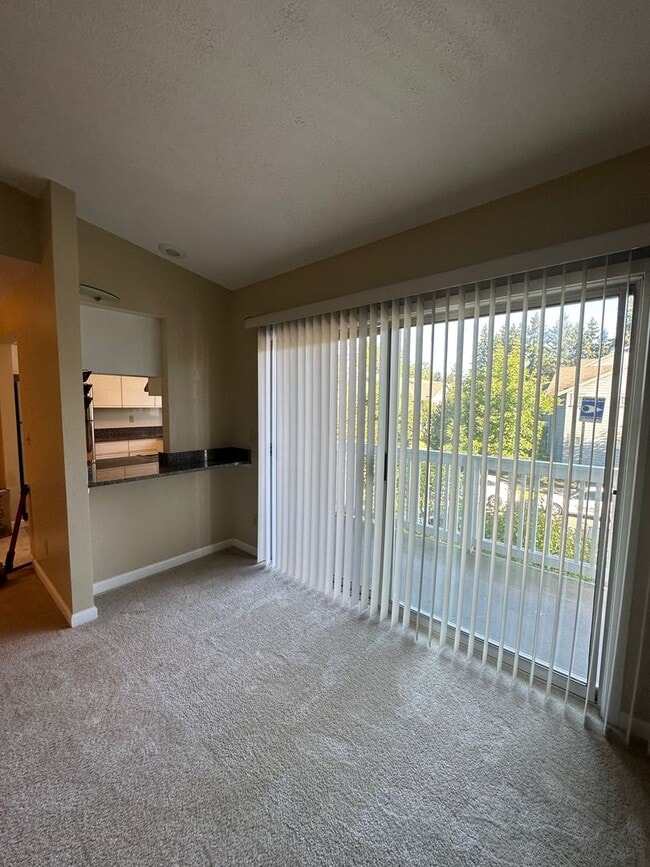 Building Photo - Top Floor 2 bed Condo in Renton available ...