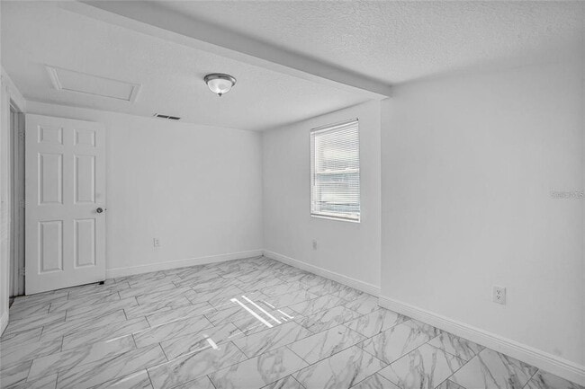 Building Photo - 906 Celery Ave