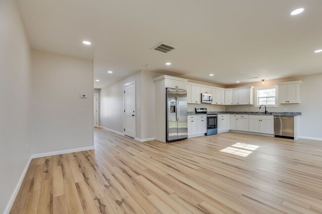 Building Photo - NEWLY BUILT 3 BED/2.5 BATH