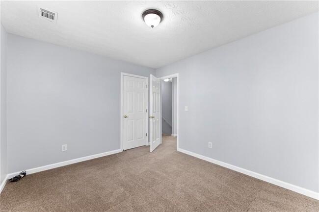 Building Photo - 400 Spring Head Dr SE