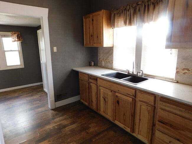 Building Photo - Very charming, large 4 bedroom/2 bath in E...