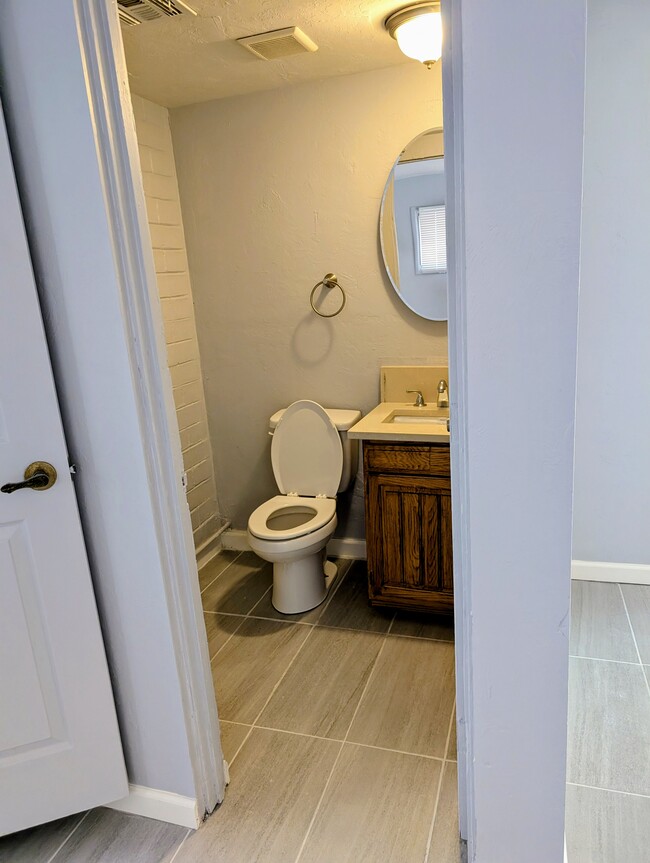 Building Photo - 2432 E Eastland St