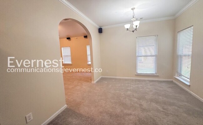Building Photo - 3 Bed, 2 Bath Home with Garage / Available Now!