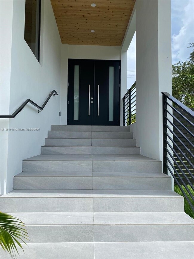 Building Photo - 570 Fernwood Rd