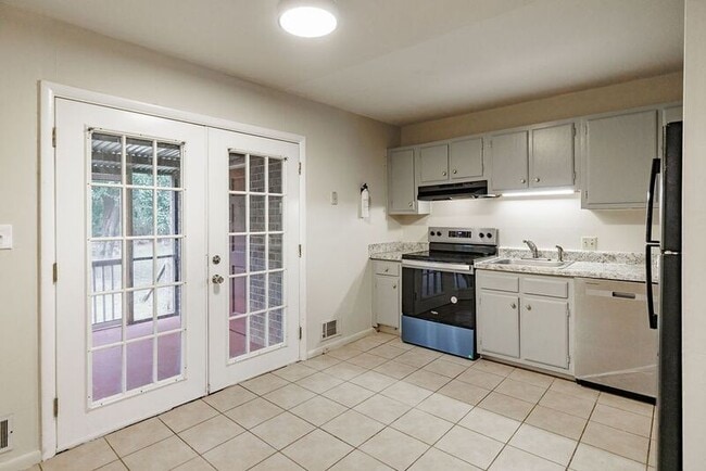 Building Photo - 160 Jockey Club Dr