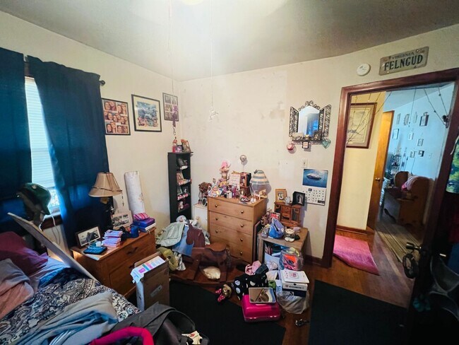 Building Photo - Adorable 3bdrm/1bth Brich Rancher Convenie...