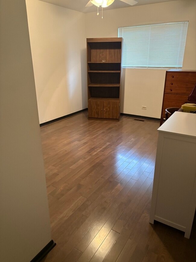 Building Photo - 109 Paramount Dr