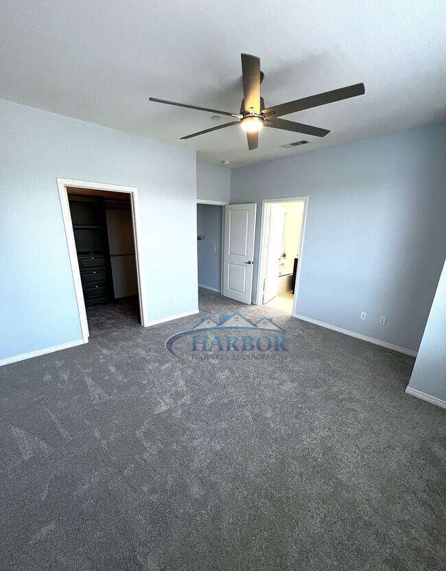 Building Photo - Elegant 3-Story, 4-Bedroom, 3-Bath Condo